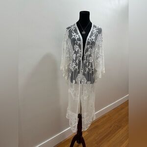 472. A Diva Sheer White Floral Embroidered Kimono Duster